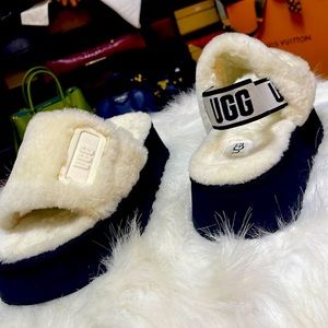 Crème and black UGG slippers